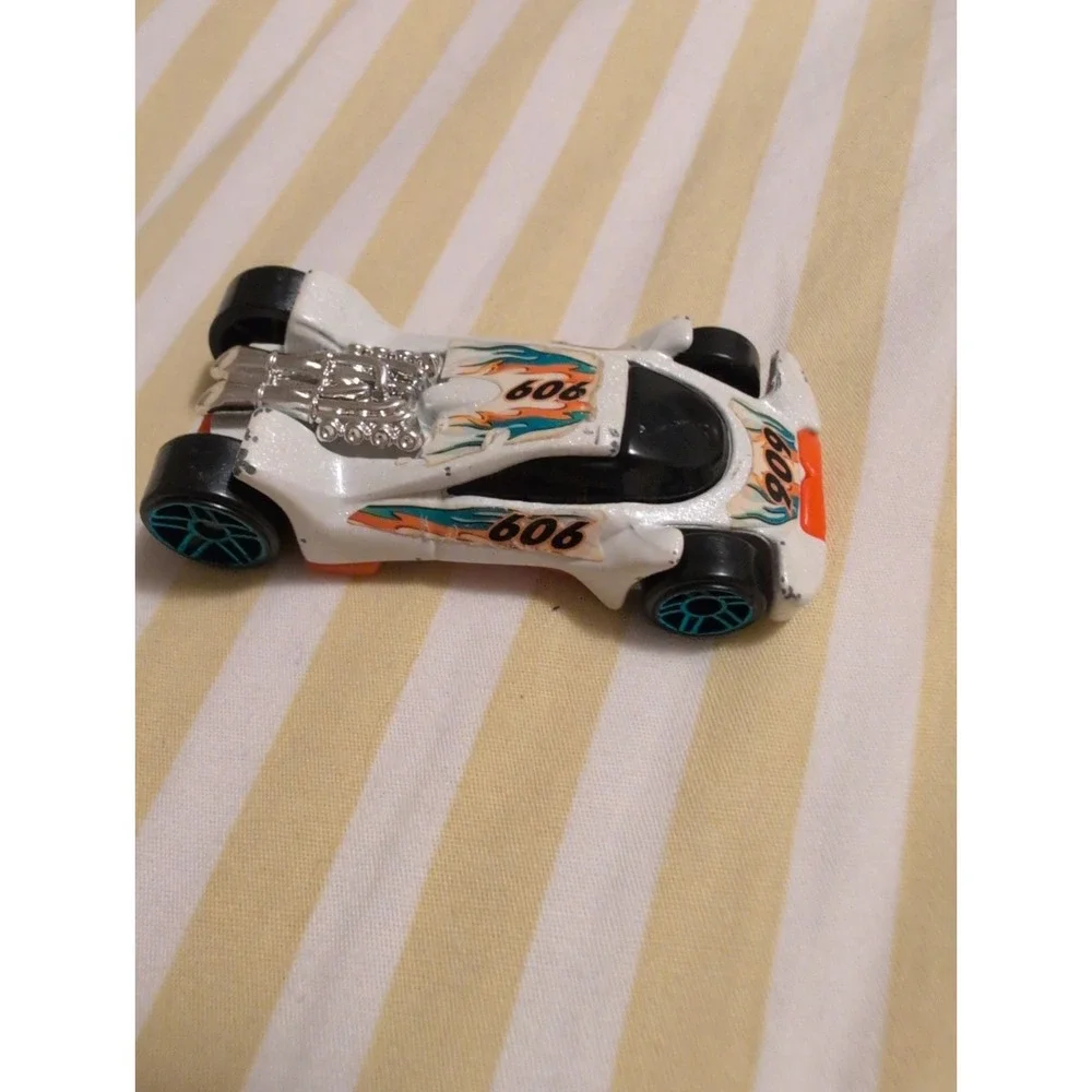 Hot Wheels 2009 McDonald's White Diecast Racing Car 909 1:64 Scale